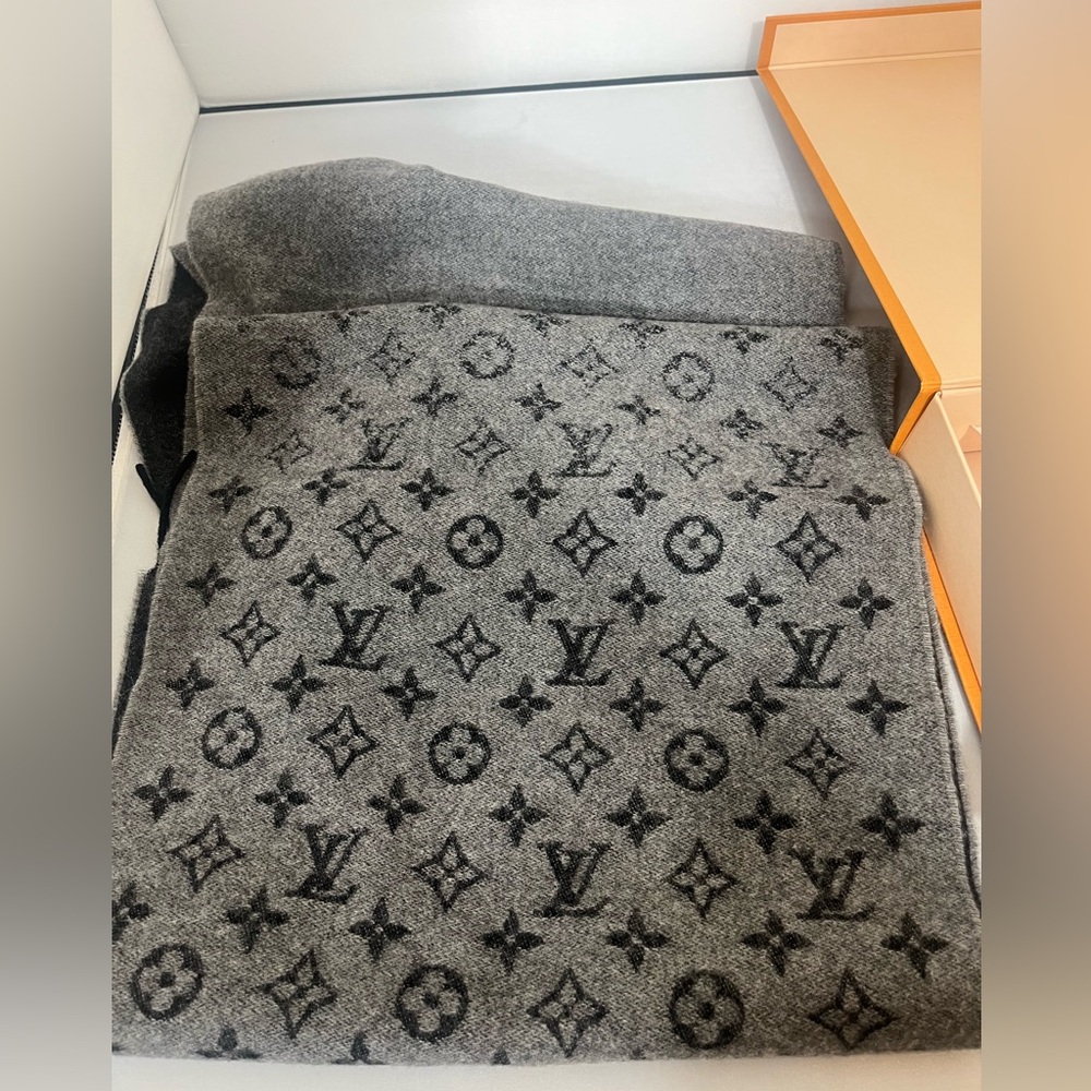 Louis Vuitton Echarpe Monogram Gradient M75900 Cashmere/Wool Grey Scarf NWOT - Picture 6 of 13